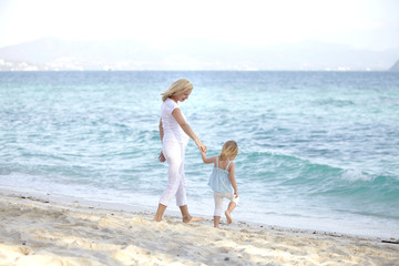 junge schwangere mutter mit ihrer tochter am strand