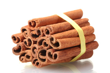 Obraz na płótnie Canvas Cinnamon sticks isolated on white