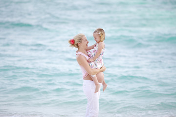 junge schwangere mutter mit ihrer tochter am strand