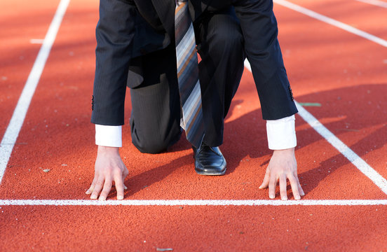 Start-up Unternehmen - Businessman im Stadion auf Startposition