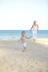 junge schwangere mutter mit ihrer tochter am strand