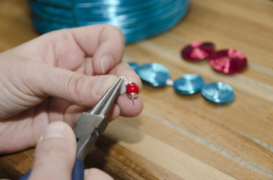 mains de femme cr&eacute;ant un bijou de mode