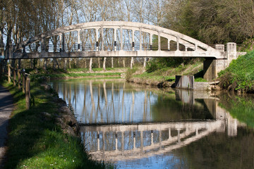 Fototapeta na wymiar canal pont reflet