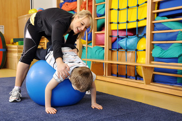 Physiotherapie mit kleinem Jungen