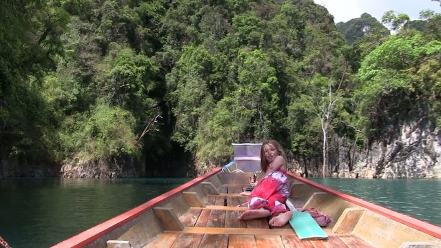 en pirogue sur un lac en thailande