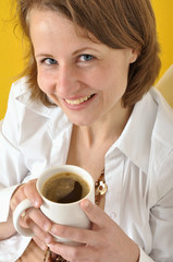Junge Frau bei Kaffeepause