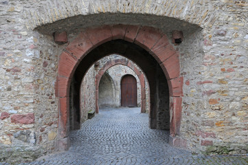Tunnel-Durchgang in einer Festungsanlage.