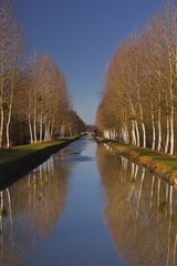 Fototapeta na wymiar Canal du berry in France
