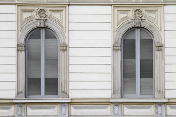 finestre di un palazzo milanese
