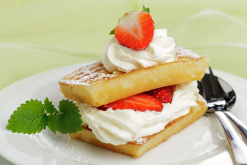 Waffeln mit Sahne und Erdbeeren