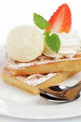 Waffeln mit Vanilleeis und Erdbeeren