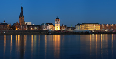 Naklejka premium Evening view of Dusseldorf Old Town from the Rhine river