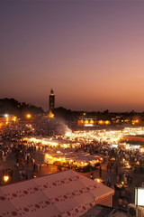 Fototapeta na wymiar Tramonto su piazza Jama z Fna, Marrakesz, Maroko.