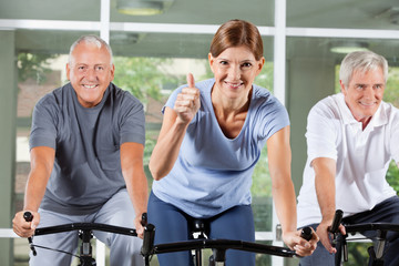 Daumen hoch im Spinning-Kurs