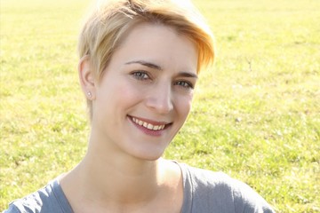 Portrait lachende Frau im Grünen