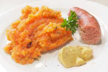M&ouml;hrengem&uuml;se mit Wurst und Senf