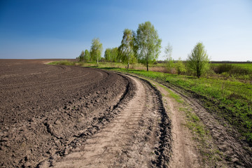 Fototapeta na wymiar Krajobrazu wiejskiego z zaorane pole i drogi