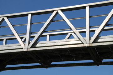 Fototapeta na wymiar Srebrny metal most