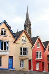 Fototapeta na wymiar Domy w zabudowie szeregowej. Cobh, Irlandia