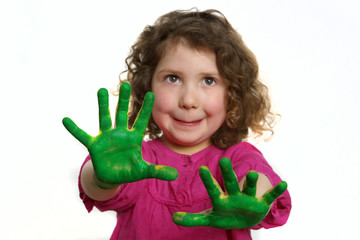 Kleines Mädchen mit grünen Händen