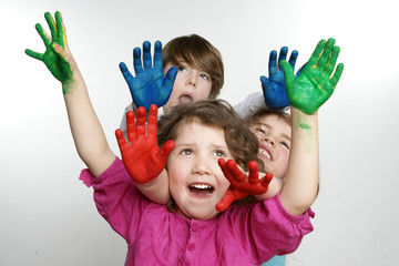 Kinder mit farbigen Händen