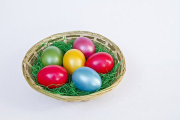 Osternest mit bunten Ostereiern