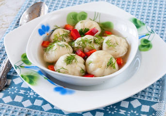 Пельмени сзеленью и красным перцем.