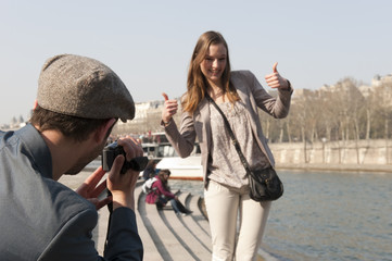 Couple se filmant avec un caméscope à Paris - Seine