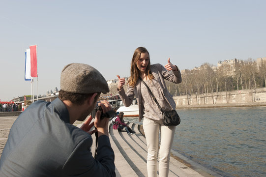 Couple se filmant avec un caméscope à Paris - Seine