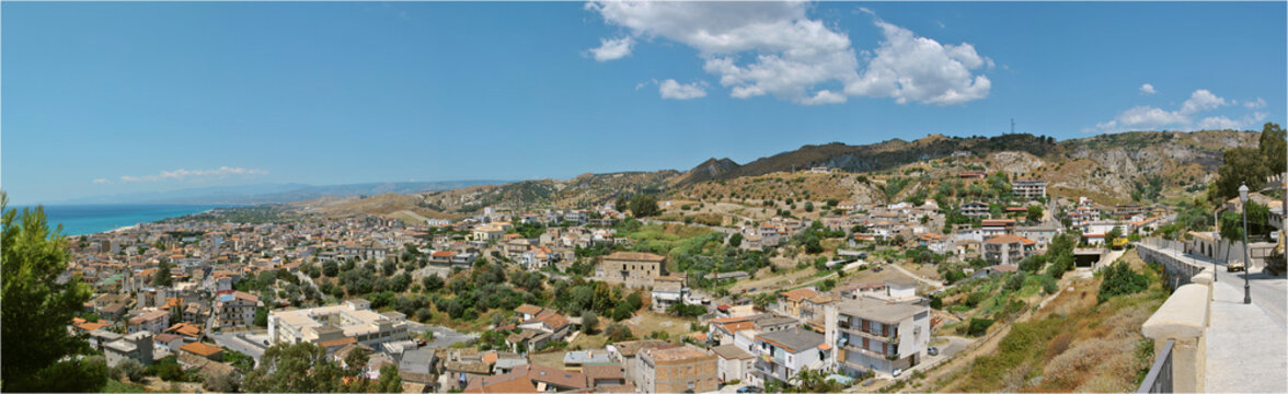 Paesaggio di mare e colline