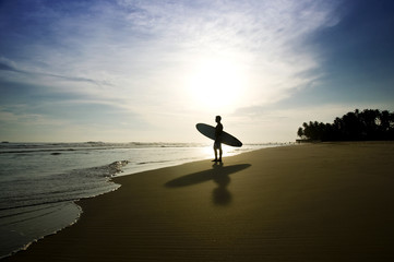 Surfer im Sonnenuntergang