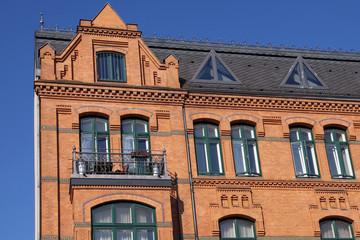 Obraz premium altes Mehrfamilienhaus
