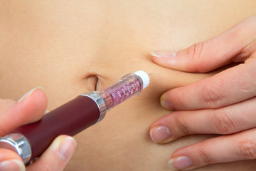 Obraz na płótnie Canvas Pacjent Diabetes zrobić zastrzyk insuliny zastrzelonych przez strzykawki abdom