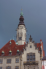 Ratusz z wieżą na rynku w Jaworze