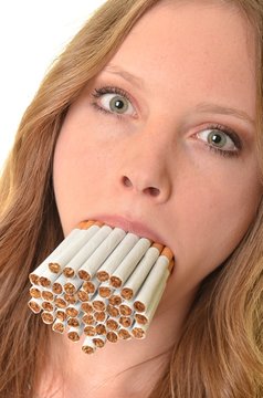 femme avec cigarette