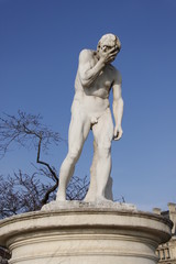 Caïn venant de tuer son frère Abel, statue du jardin des Tuileries à Paris