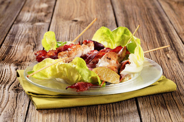 Chicken skewers and crispy bacon