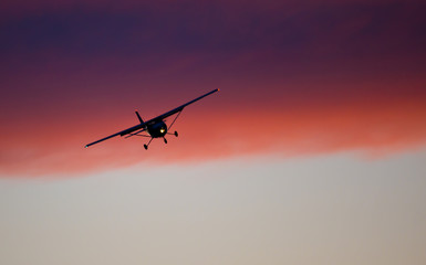 Fototapeta na wymiar Samolot w najbliższych do lądowania