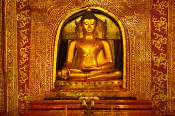 Obraz premium Golden Buddha statue (Phra Sihing Buddha)