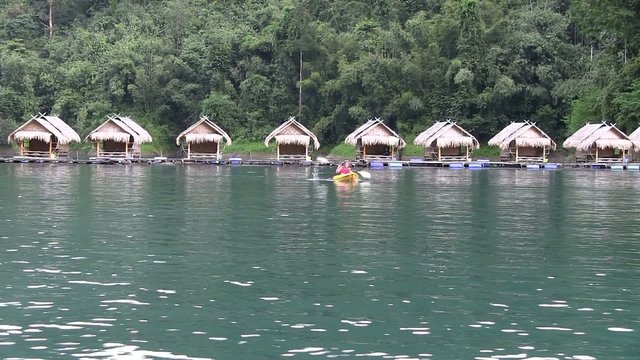 kayak sur un lac en vacances