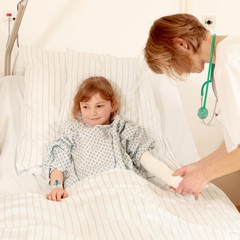 Krankenschwester legt Verband an