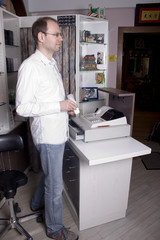 Friseur verkauft ein Produkt