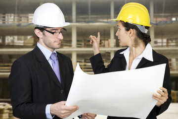 Architekt zeigt Kunde Bauplatz