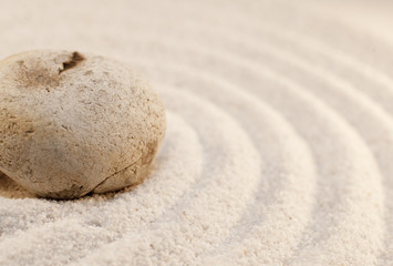 Fototapeta na wymiar pierre dans le sable