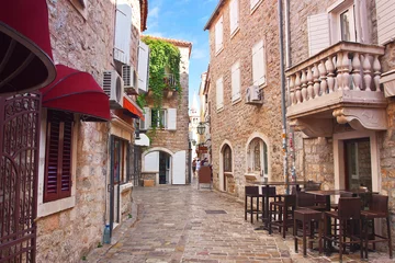 Deurstickers Smal steegje bekijk smalle straat in de oude wijk van Budva, Montenegro