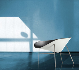 Designer Sessel vor blauer Wand