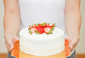 Obraz na płótnie Canvas lady holding strawberry cake