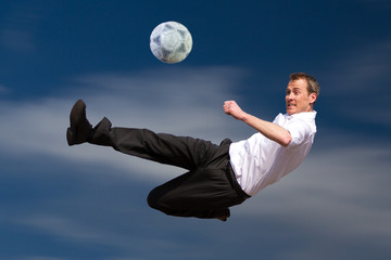 Geschäftsmann beim Fußball
