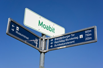 Obraz premium Wegweiser mit touristischen Zielen Berlin-Mitte