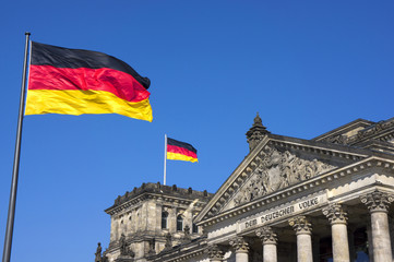 Fototapeta premium Reichstag mit Deutschlandflaggen